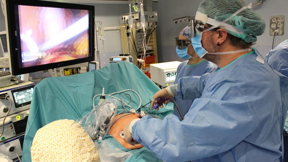 Un cirurgià de la Unitat Hepatobiliar i Pancreàtica de l&#039;hospital Trueta de Girona operant un pacient amb un tumor de fetge amb laparoscòpia