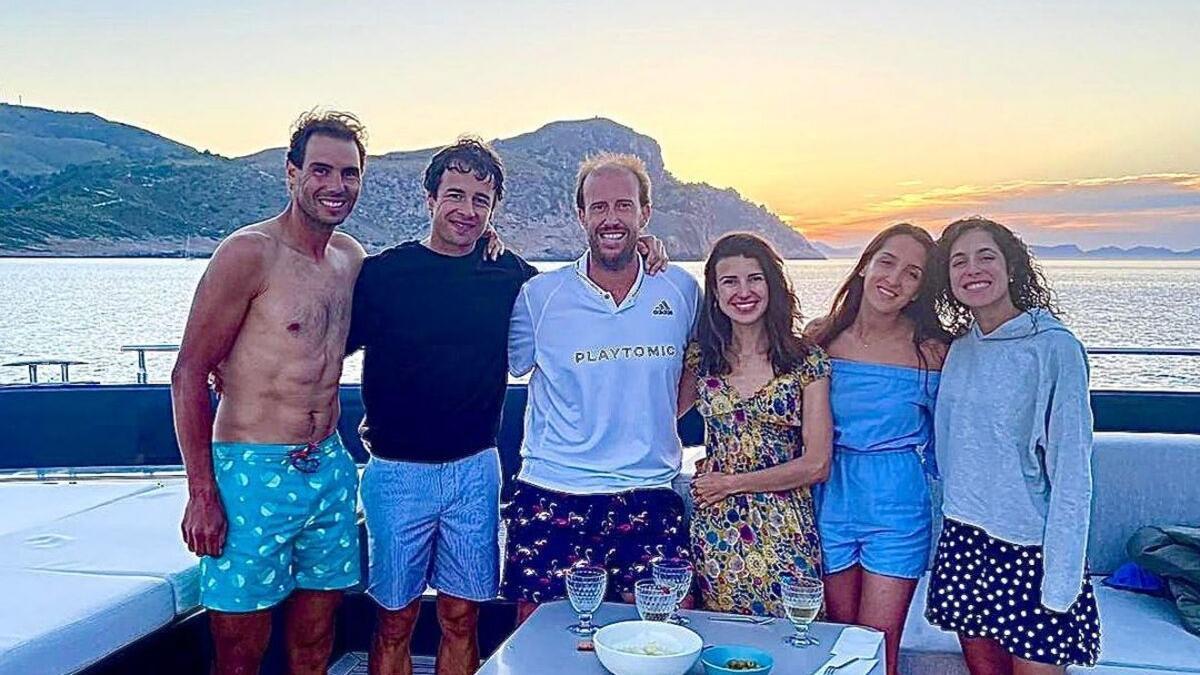 Rafa Nadal y Mery Perelló se relajan con unos amigos en alta mar