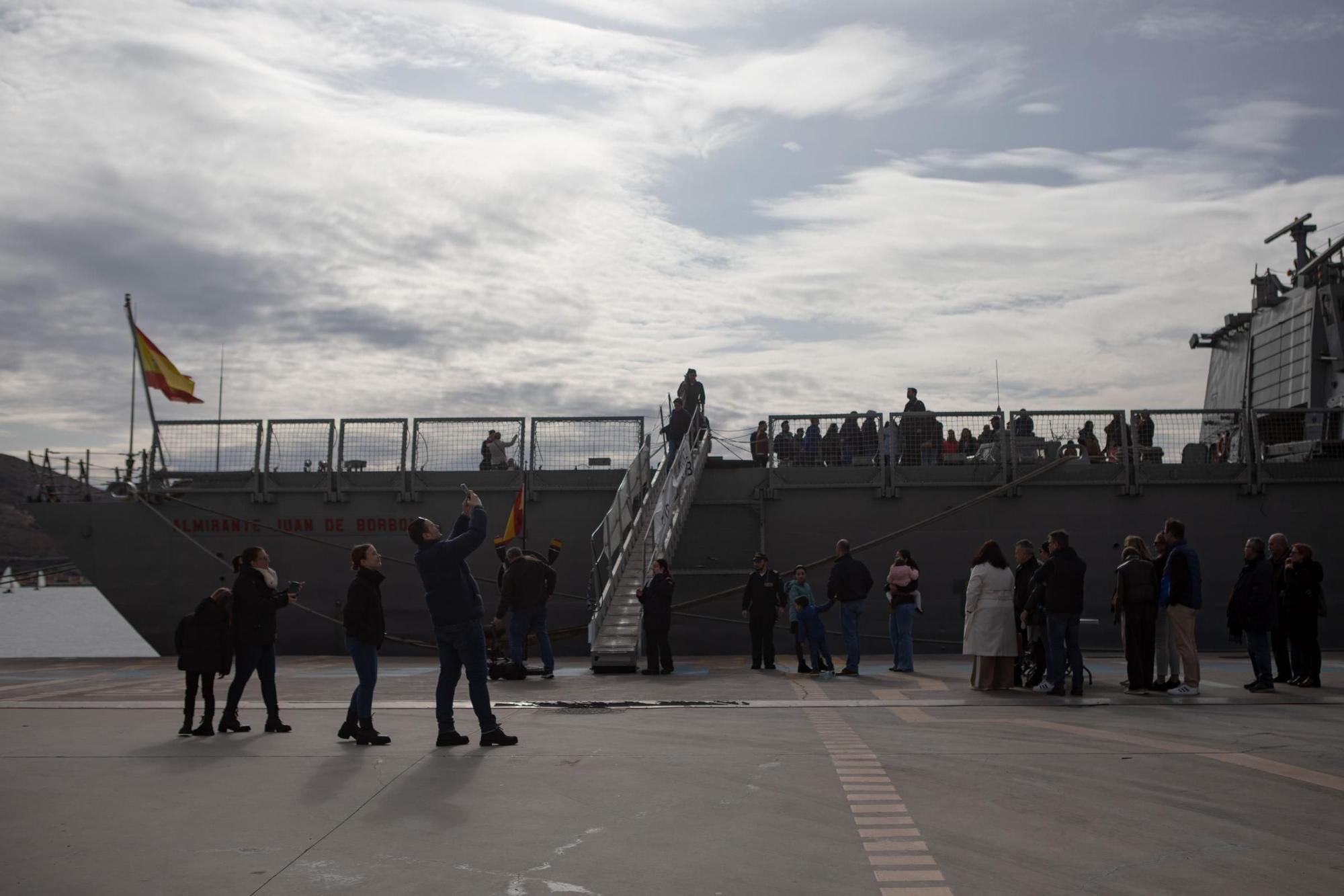 La primera jornada de puertas abiertas en la fragata 'Almirante Juan de Birbón', en imágenes