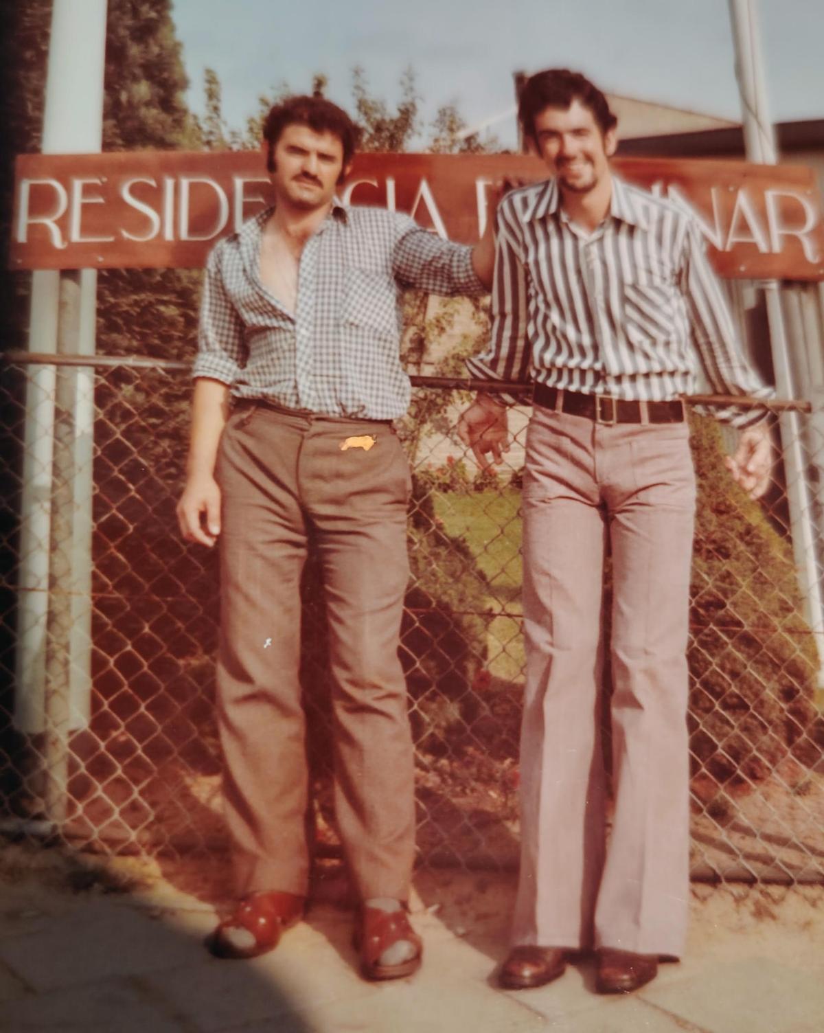 Juan Pozo y otro vecino de Garganta la Olla en la residencia de Holanda.