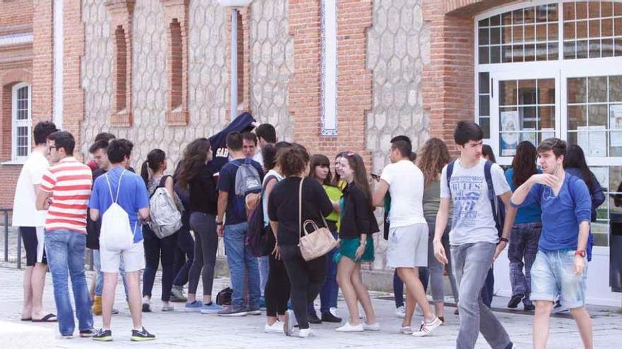 Un grupo de alumnos, tras realizar los exámenes de Selectividad, en el Campus Viriato.