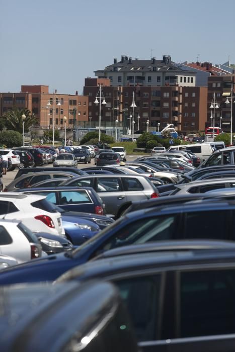 Jornada multitudinaria en las playas asturianas