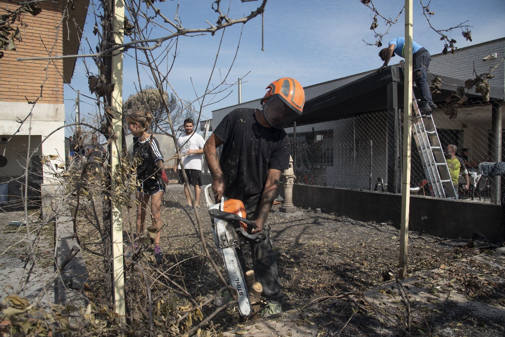 Una trentena de voluntaris s’autoorganitzen per ajudar River Park en la vida després del foc