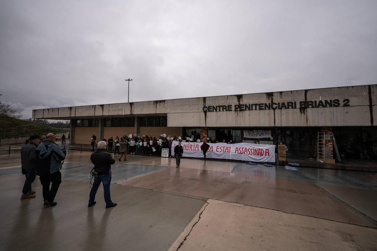 Protestas fuera de la cárcel en la espera de la salida de Alves