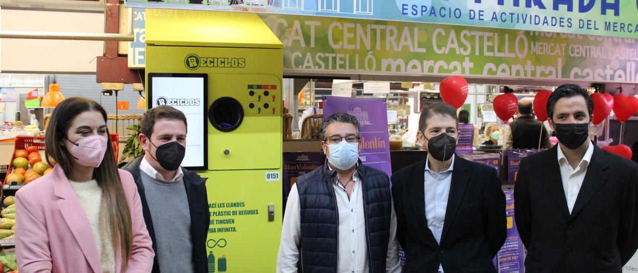 La consellera Mollà y el edil y diputado Garcia, junto a la nueva máquina del Mercado Central.
