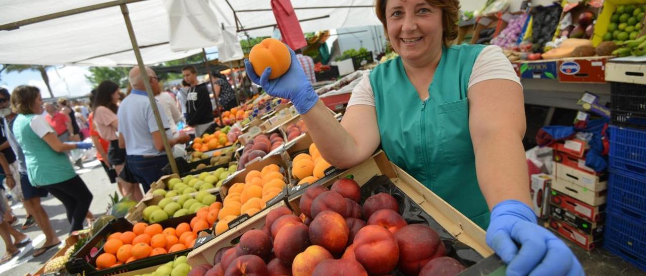 Un puesto de frutas en el mercadillo de Portonovo. // G. Santos