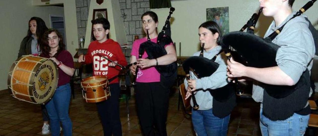 La gaita y la percusión son materias troncales cada semana en Sobradelo. // Noé Parga