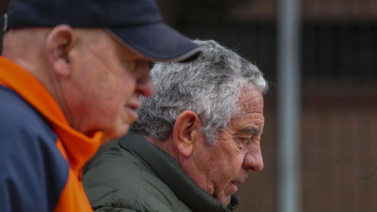 Claramunt y Forment, ante
la estatua en honor a Pep
en el estadio que lleva
su nombre.  francisco calabuig