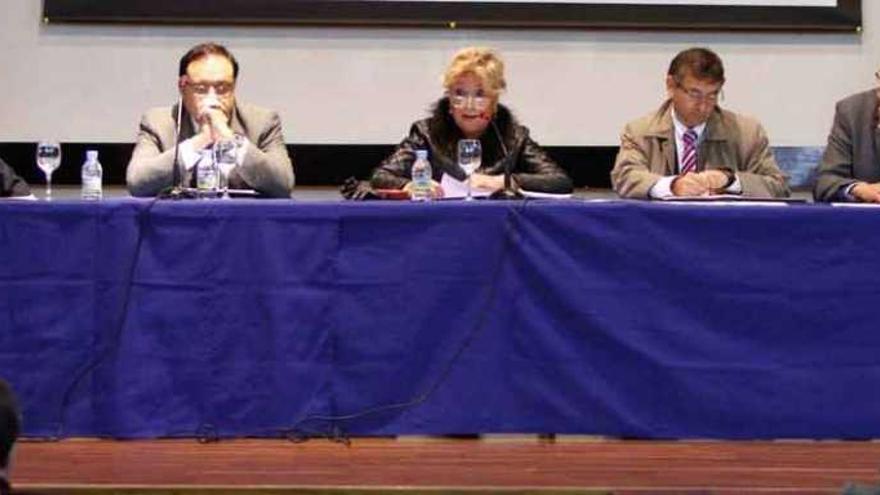 Los cuatro ponentes junto a Carmen Ferreras durante el transcurso de la mesa redonda dedicada al sector judicial.