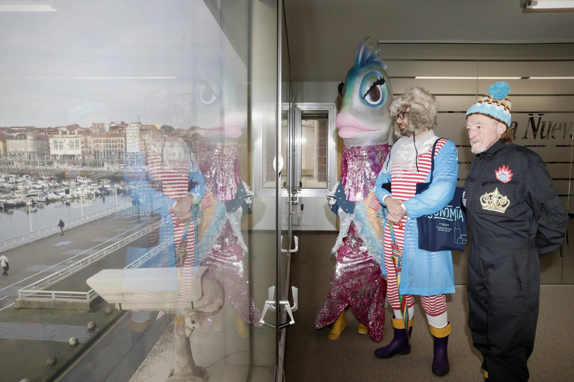 La visita de la sardina del Antroxu de Gijón a LA NUEVA ESPAÑA, en imágenes