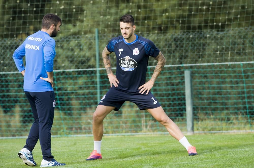 Toda la plantilla está a disposición de Gaizka Garitano, a excepción de Joselu, que, ya se ejercita en el readaptador. Florin Andone se retiró de la sesión antes que sus compañeros.