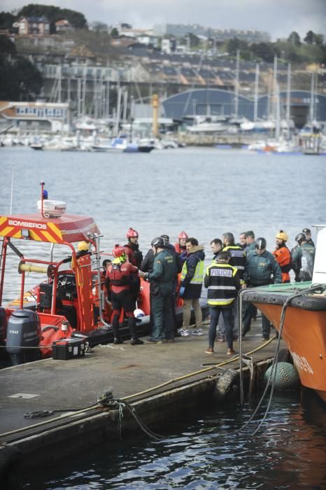 Todo apunta a que se trata del cuerpo de la joven ourensana desaparecida en la ensenada hace diez días. El cuerpo fue llevado al muelle de Oza para su traslado al Instituto Anatómico Forense