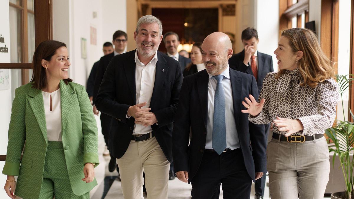 El presidente Fernando Clavijo junto a Yaiza Castilla (i), Jorge Segura (2d) y Águeda García-Agulló, directora general de la Mesa del Tabaco.
