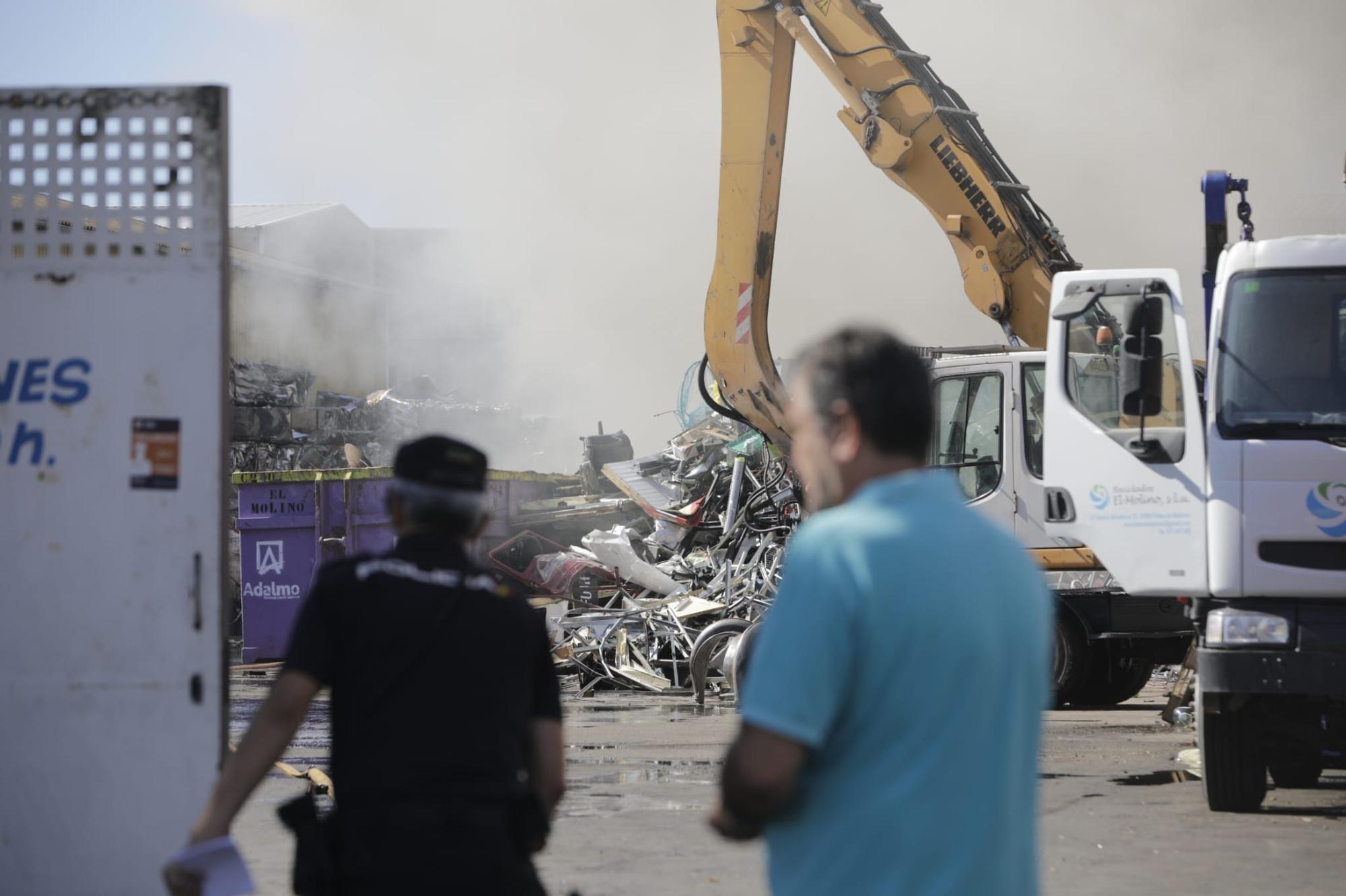 Incendio en una nave industrial de una empresa de reciclaje en Son Castelló