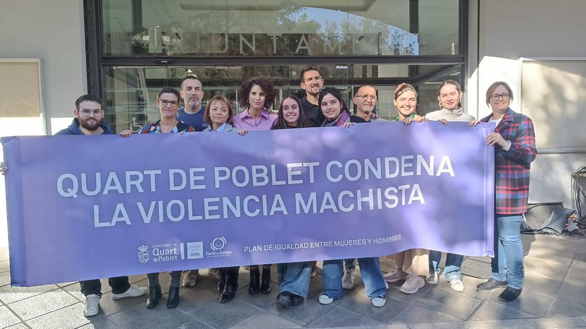 La alcaldesa Cristina Mora, junto a miembros de la corporación municipal, con la pancarta «Quart de Poblet condena la violencia machista» .