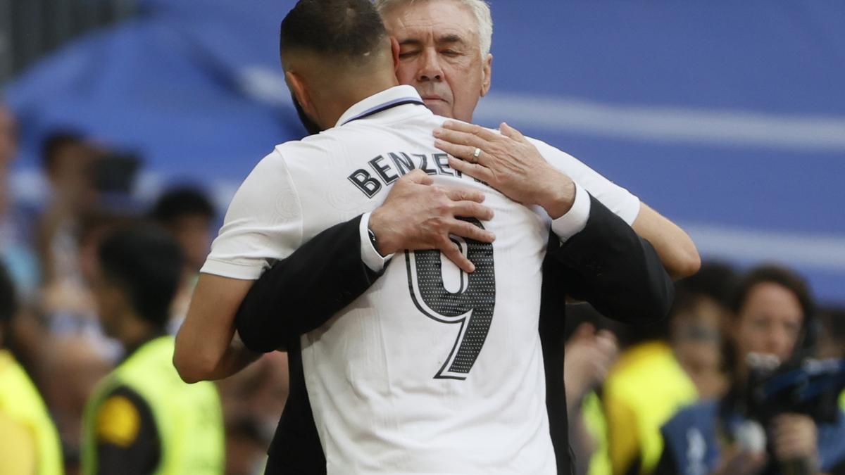 Karim Benzema, se abraza con el técnico italiano del equipo blaco, Carlo Ancelotti, tras ser sustituido durante el partido de la última jornada de Liga.