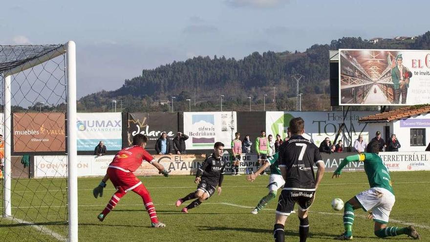 La defensa del Coruxo desbarata una ocasión del Lealtad, en un lance del partido de ayer. // Fernando Rodríguez