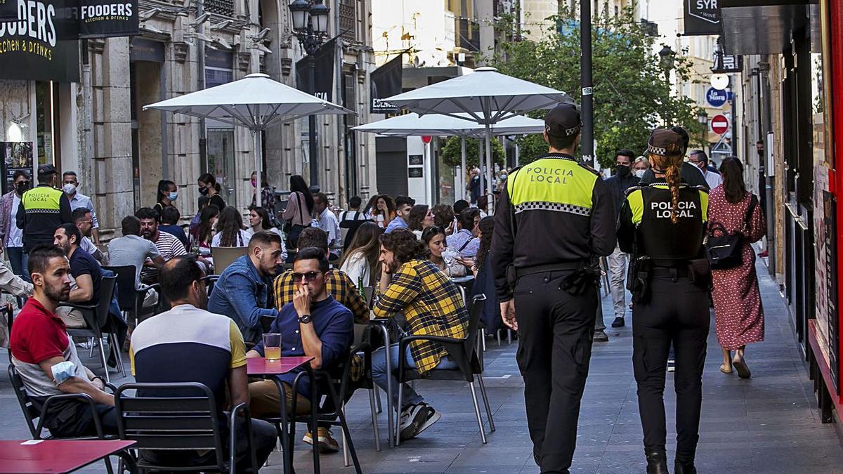 Control policial este fin de semana en la calle Castaños de Alicante. | HÉCTOR FUENTES