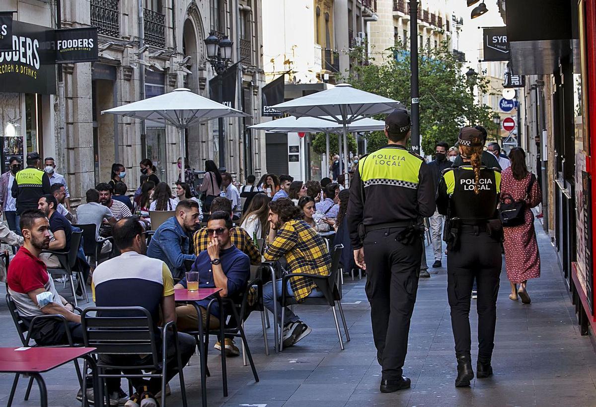 Control policial este fin de semana en la calle Castaños de Alicante. | HÉCTOR FUENTES