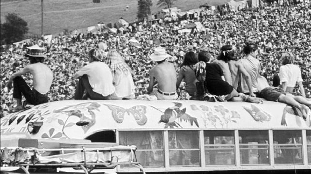 zentauroepp49119081 fans sitting on top of a painted bus at the woodstock music 190719114543