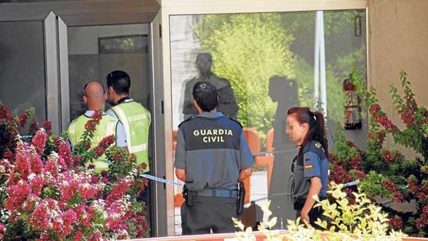 Agentes de la Guardia Civil entran en el edificio del Ayuntamiento.