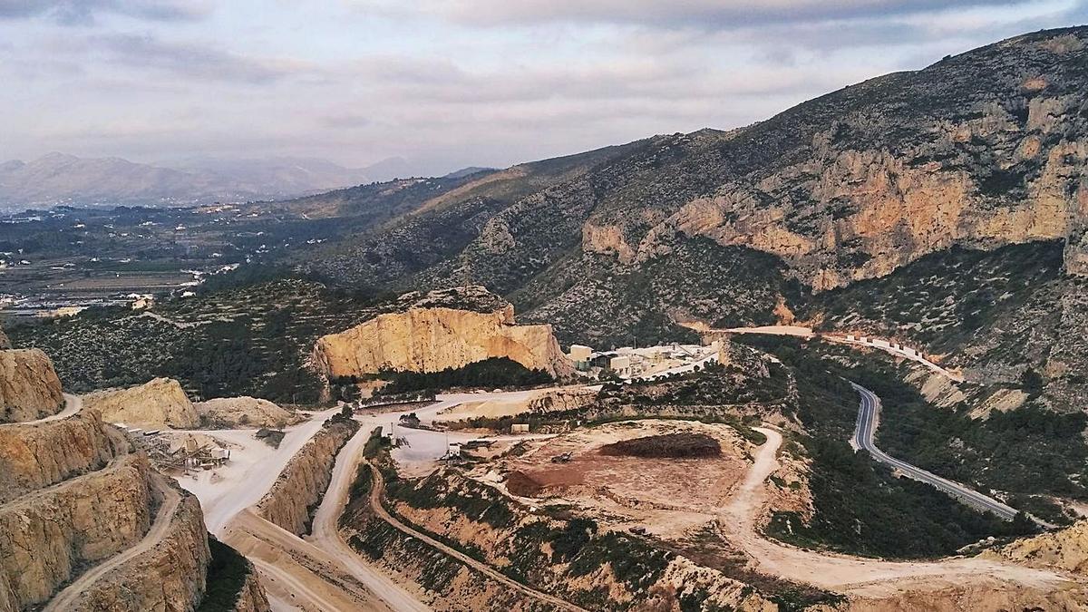 La escarpada Serra Cel.letes sigue intacta, pero, al otro lado de la Garganta de Gata, las canteras han reventado la montaña. | A. P. F.