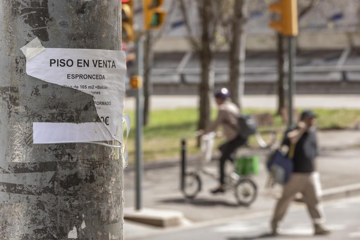 Imagen de archivo de un cartel con oferta de pisos en venta en Sant Martí (Barcelona), una de las zonas donde sale más asequible pagar hipoteca que alquiler.