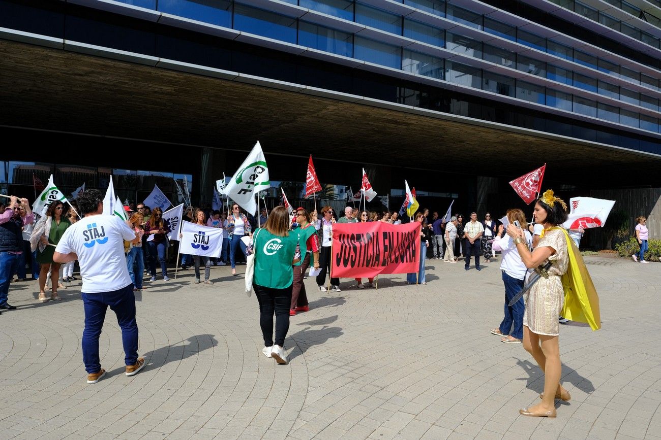 Concentración de los cuerpos judiciales ante la Ciudad de Justicia de Las Palmas de Gran Canaria