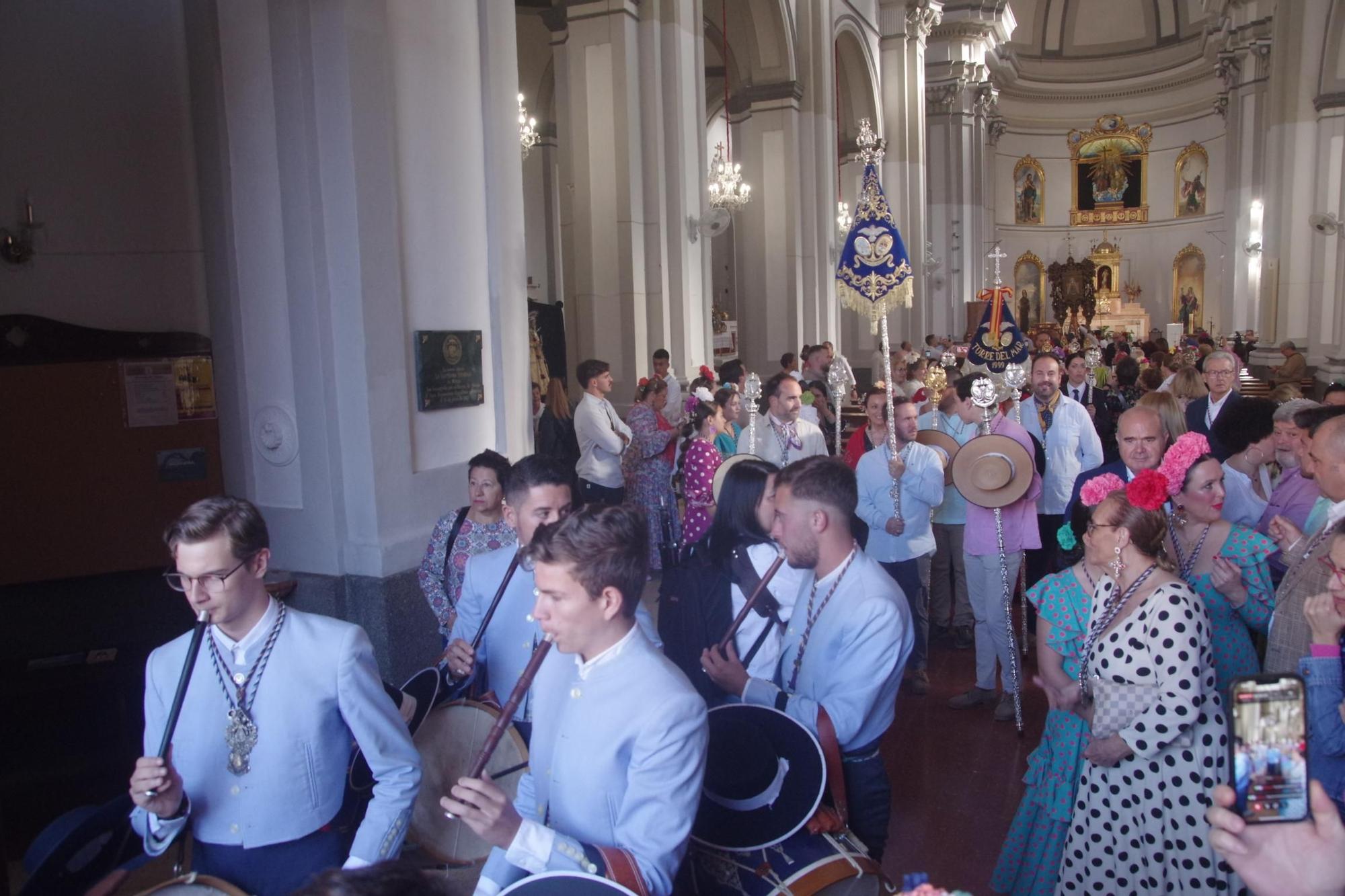 Los romeros de la Hermandad de Málaga han iniciado en la mañana de esta sábado su peregrinaje hasta Almonte para presentarse ante la Virgen del Rocío. La procesión de salida ha partido de su sede canónica y ha recuperado su itinerario tradicional por la calle Carretería, de camino al Santuario de la Victoria