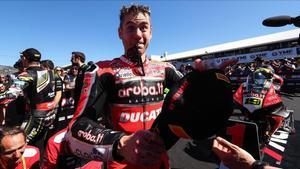 Álvaro Bautista (Ducati) muestra su felicidad, hoy, en el ’corralito’ del circuito de Phillip Island (Australia).