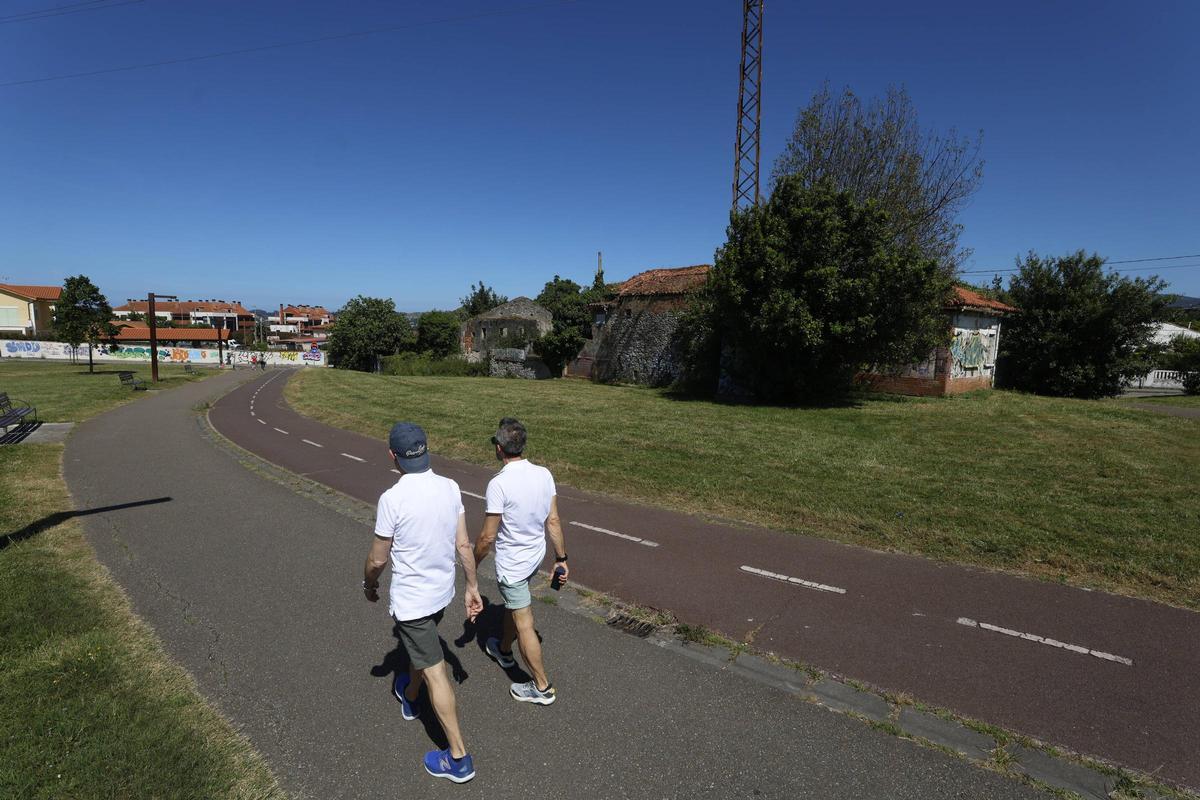 Los vecinos urgen derribar unas casas en ruina para ampliar el parque de Los Pericones en Gijón (en imágenes)