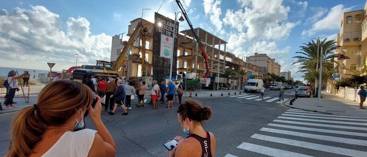 Una pala empieza a derribar el hotel de Arenales del Sol en Elche