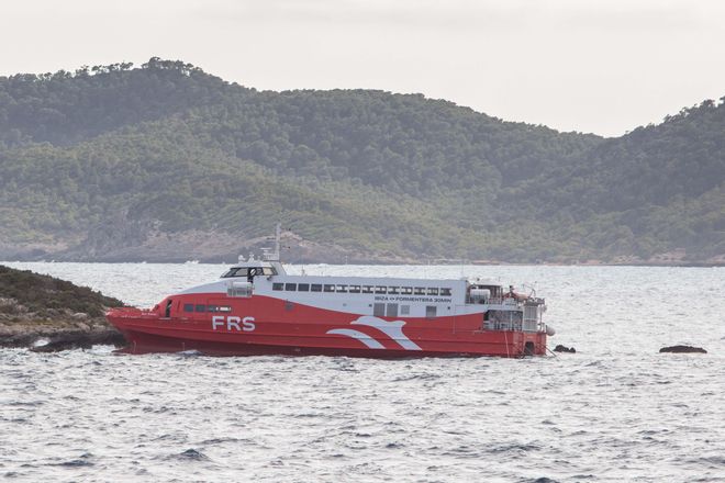 La naviera tiene tres días para presentar un plan para reflotar el ferry encallado en el islote de Ibiza