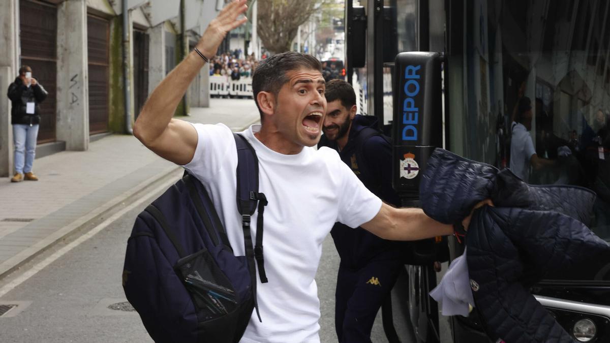 Recibimiento al Deportivo en Riazor antes del partido ante el Málaga