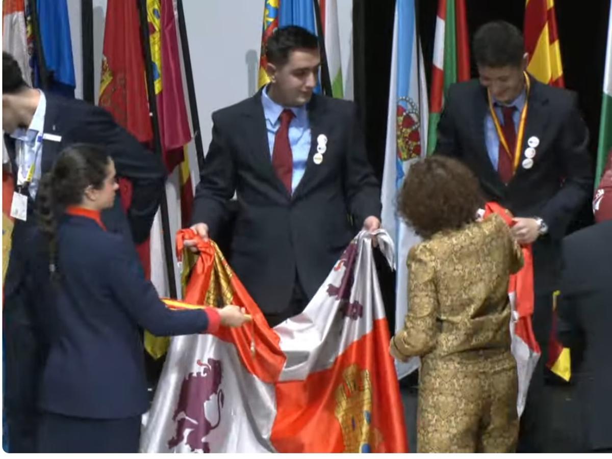 Los alumnos de Mecatrónica reciben su medalla de oro
