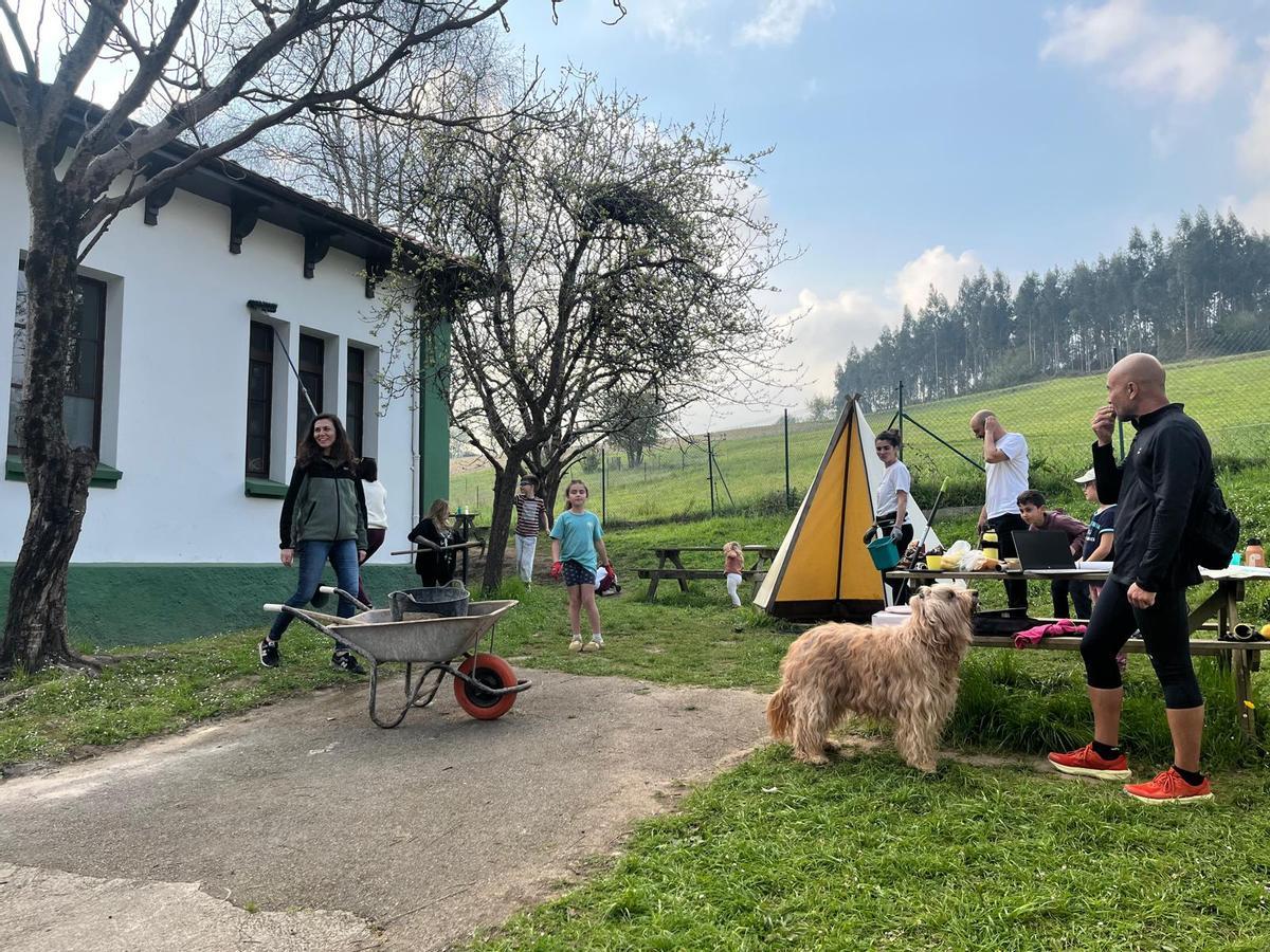 Parte de los familias y niños participantes en la actividad