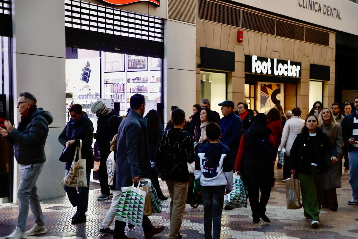 Compradores en el centro de València.
