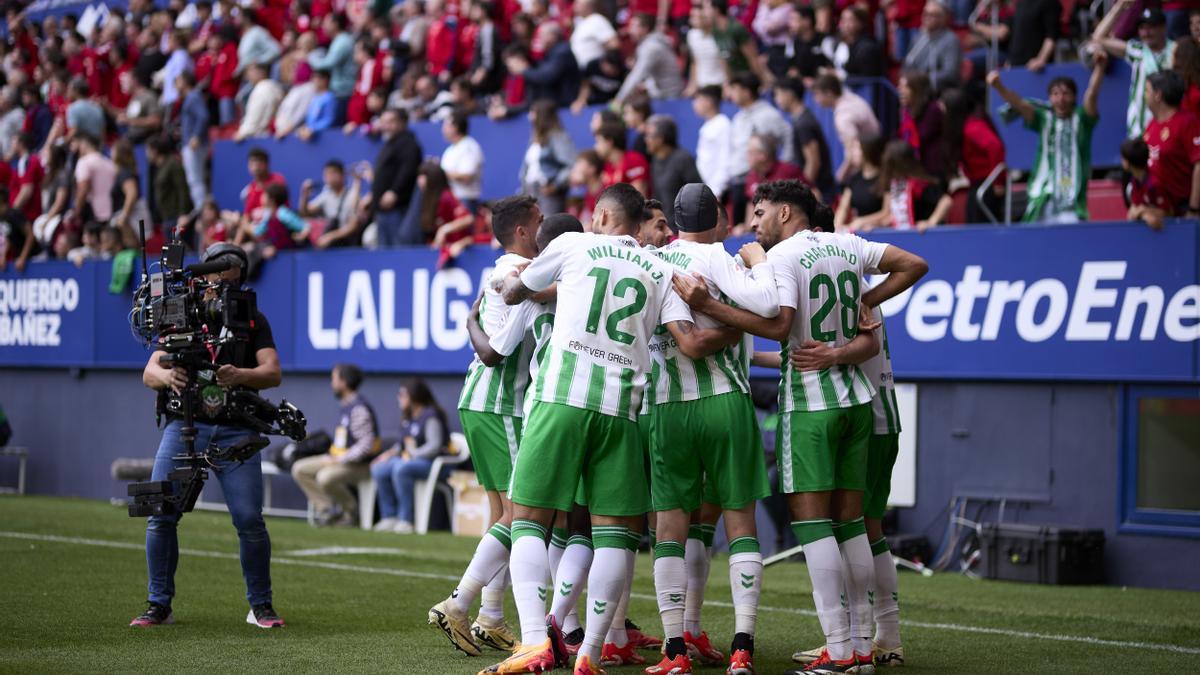 Ayoze Perez celebra el gol con sus compañeros el 0-1 en El Sadar