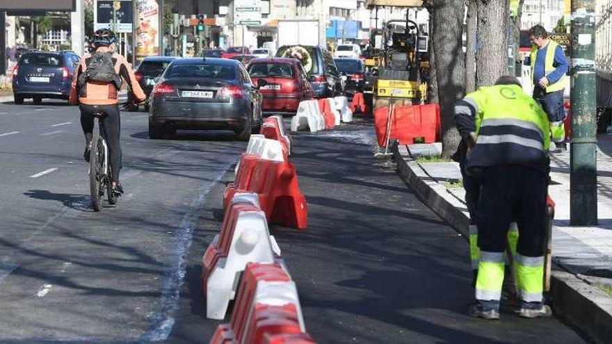 Trabajos de reparación del asfalto en el carril bici de Linares Rivas. víctor echave