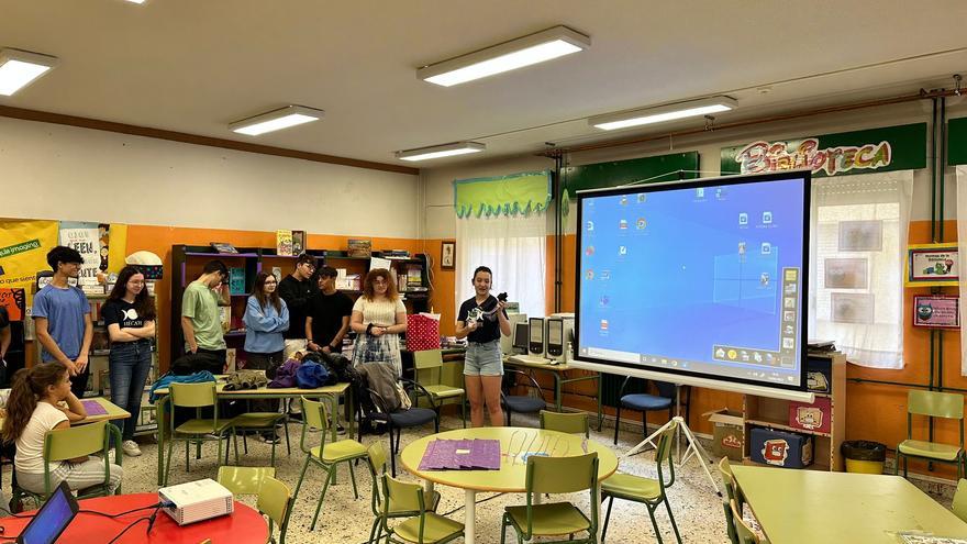 La Agencia Aeroespacial de Nava busca nuevos miembros: los alumnos del IES Peñamayor muestran su trabajo a los niños del colegio