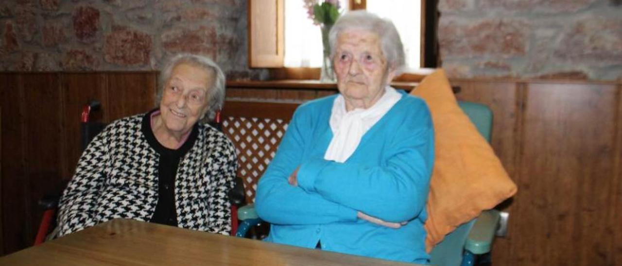 Conchita López y Conchita Llano, ayer, en la residencia de San Román de Candamo.