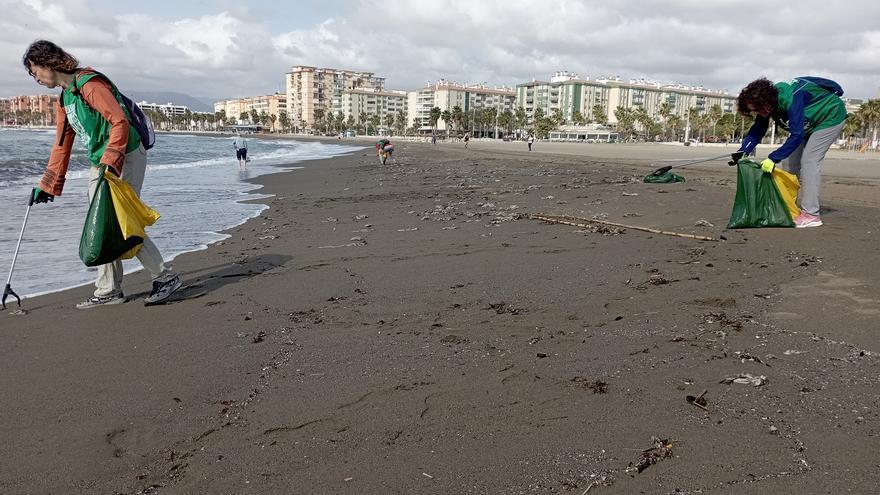 Vuelve la marea de toallitas a la playa de San Andrés