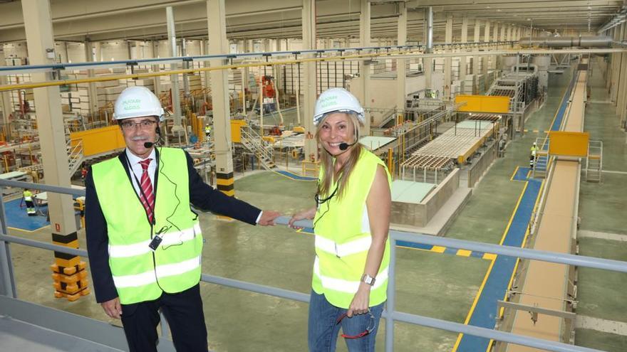 Enrique Ramírez, director general de Pladur, y Marta Blasco, gerente industrial de la planta de Pladur en Gelsa