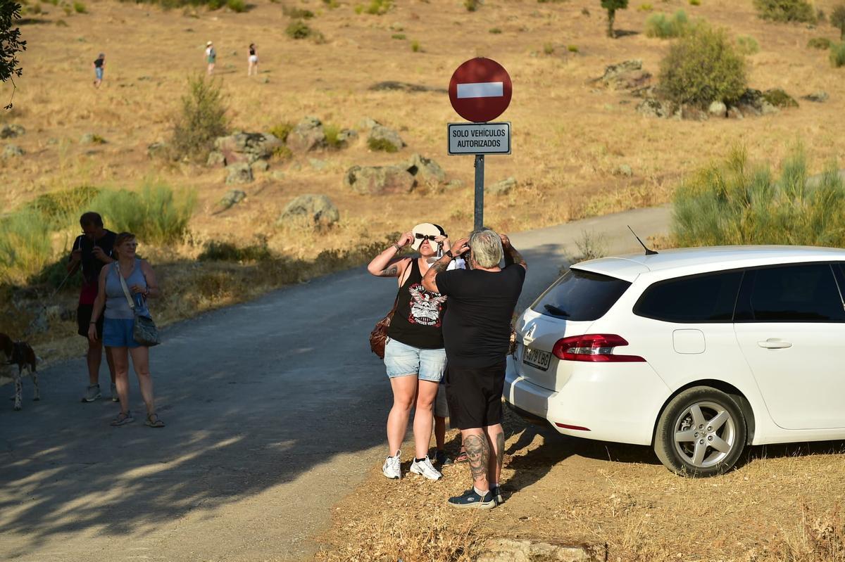 Galería | Los extremeños ya portan sus gafas para ver el eclipse con seguridad