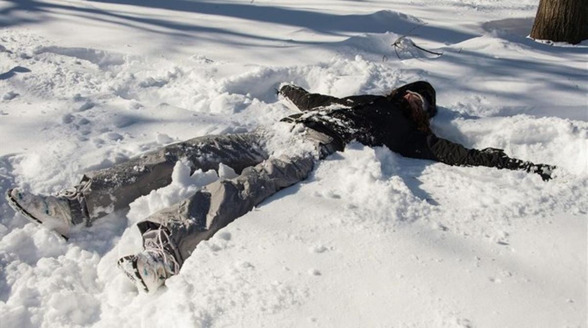 fcasals32531008 a woman makes a snow angel at dupont circle in was160124194551