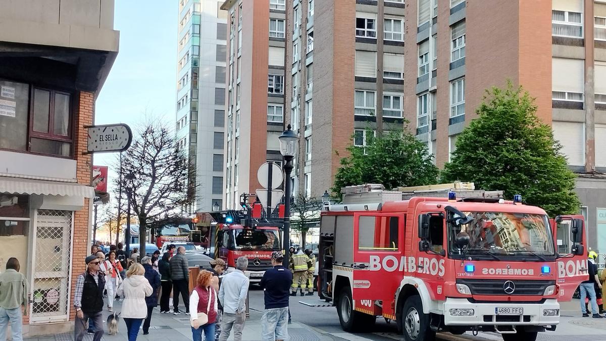 Intervención de los bomberos en la calle Aquilino Hurlé.