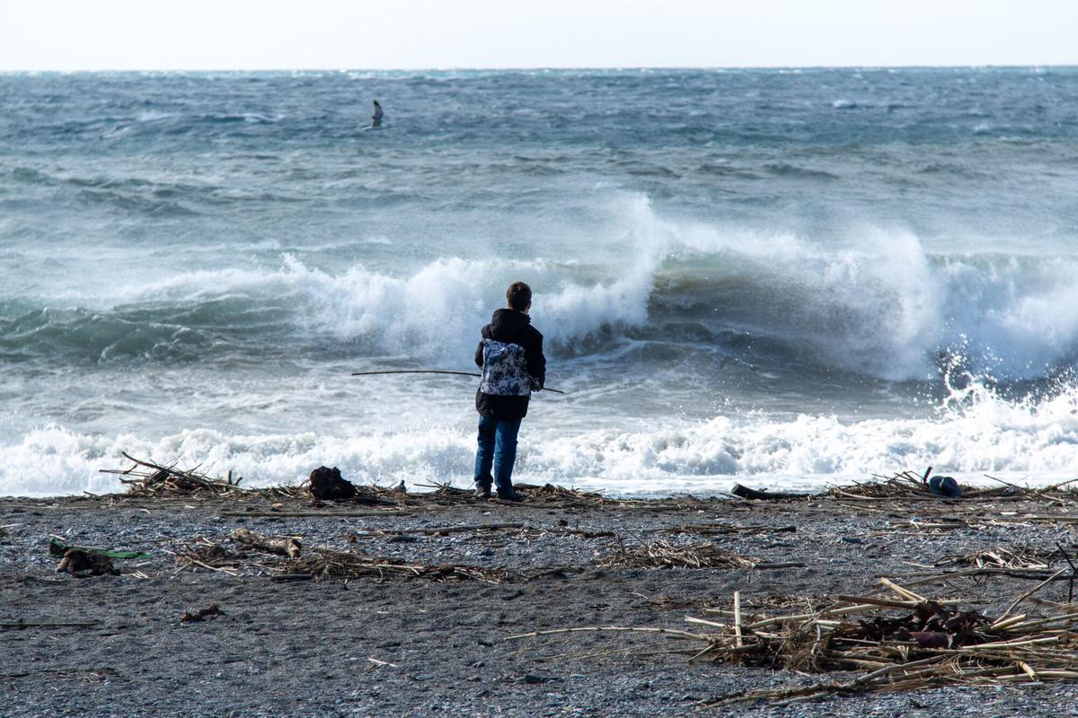 ALMUÑÉCAR (GRANADA), 13/02/2026.- Un niño observa el fuerte oleaje en Almuñécar (Granada) donde hay aviso por fenómenos costeros con viento de oeste y noroeste de 50-60 km/h (fuerza 7) y olas de hasta 3 metros. EFE / Alba Feixas