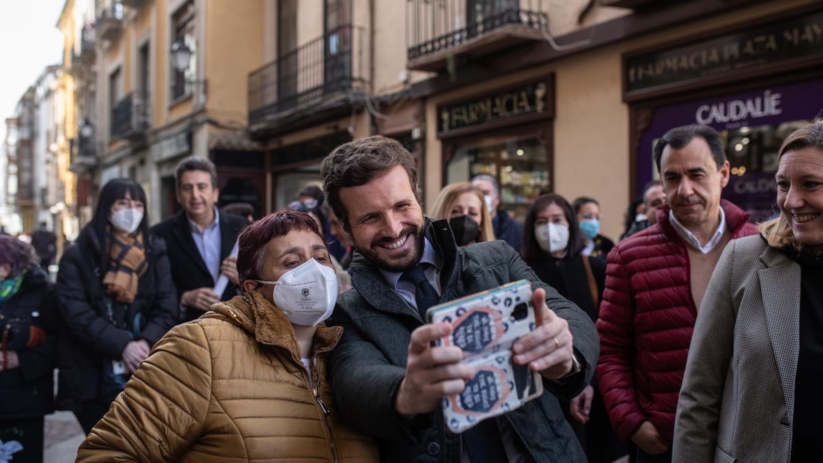 Pablo Casado se hace un selfie con una zamorana.