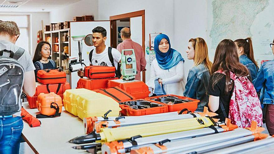 El Colegio de Ingenieros Técnicos de Minas beca a los nuevos alumnos del grado en Recursos Minerales y Energía