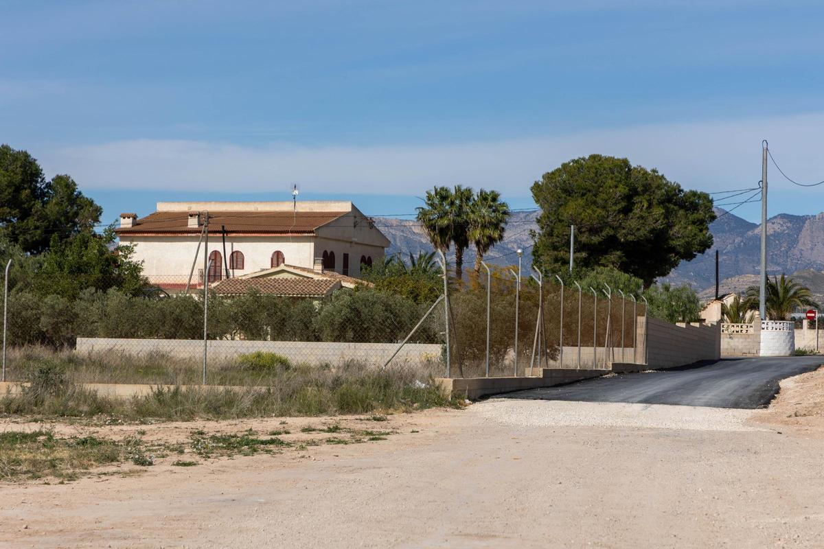 El camino a medio asfaltar en San Vicente